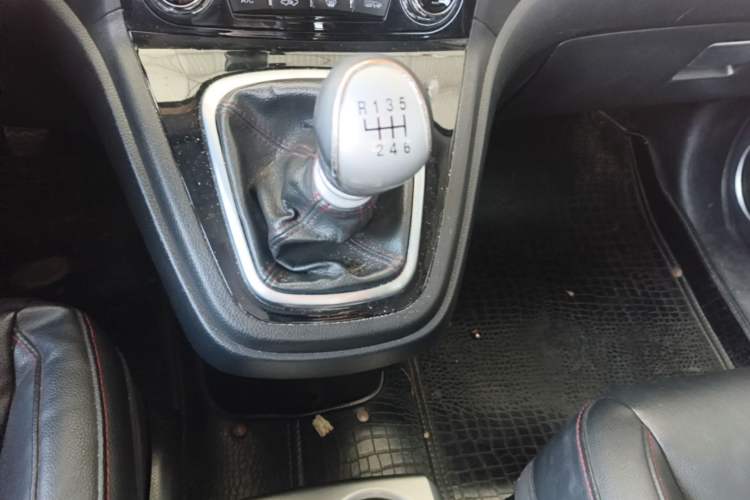 Used Haval H6 2013 Upgraded Model 1.5T Manual Two-Wheel Drive Elite Version Gear Lever