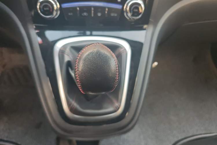 Used Haval H6 2013 Upgraded Model 1.5T Manual Two-Wheel Drive Elite Version Gear Lever