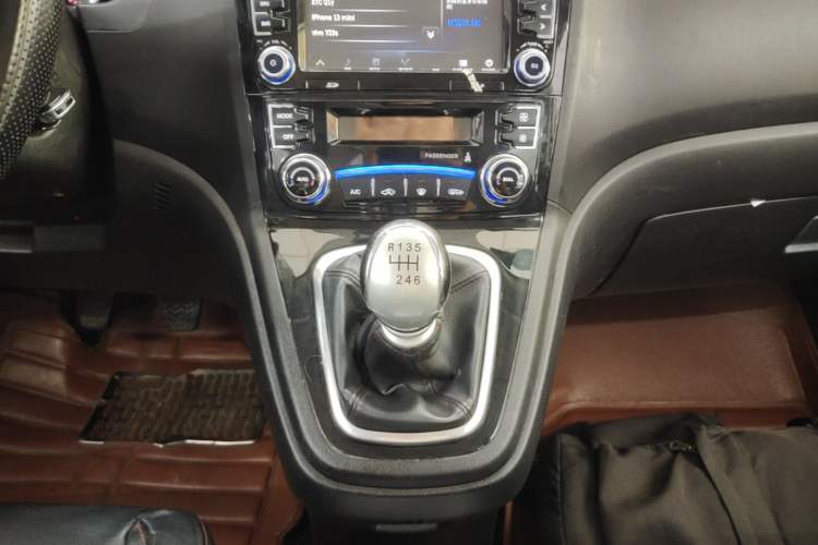Used Haval H6 2013 Upgraded Model 1.5T Manual Two-Wheel Drive Elite Version Gear Lever
