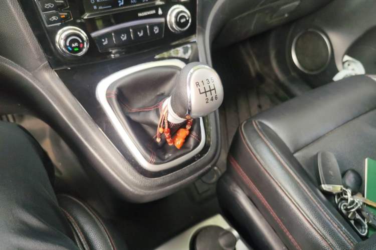 Used Haval H6 2013 Upgraded Model 1.5T Manual Two-Wheel Drive Urban Version Gear Lever