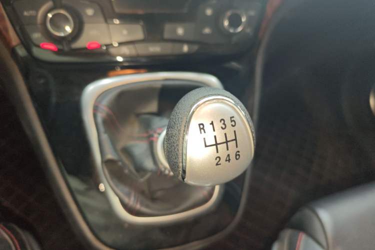 Used Haval H6 2013 Sport Edition 1.5T Manual Two-Wheel Drive Prestige Model Gear Lever