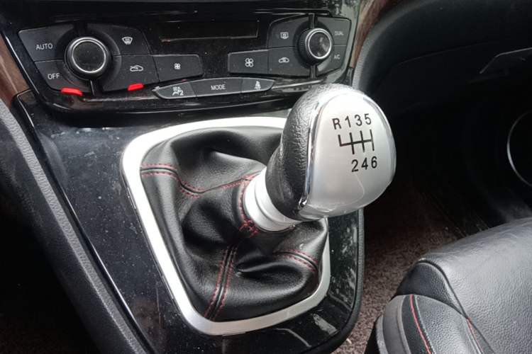 Used Haval H6 2013 Sports Edition 1.5T Manual Two-Wheel Drive Elite Model Gear Lever
