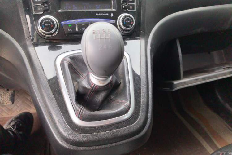 Used Haval H6 2013 Upgraded Model 1.5T Manual Two-Wheel Drive Elite Version Gear Lever