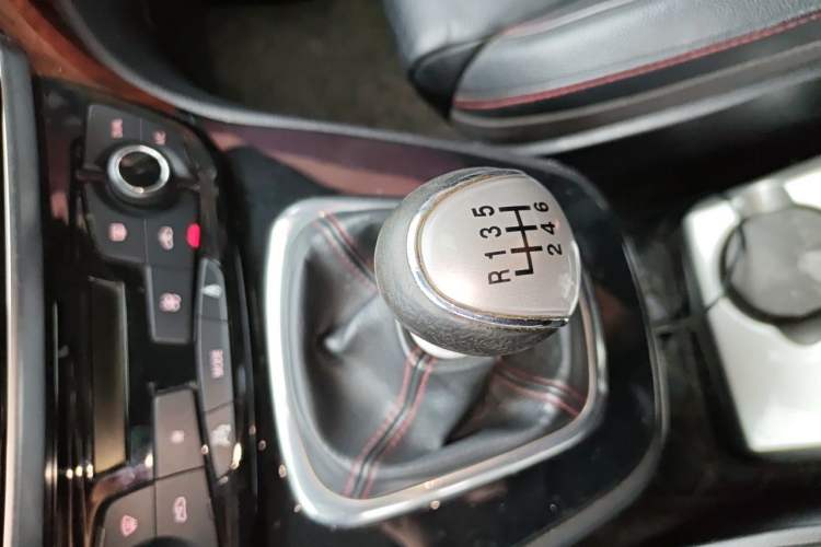 Used Haval H6 2013 Upgraded Model 1.5T Manual Two-Wheel Drive Elite Version Gear Lever