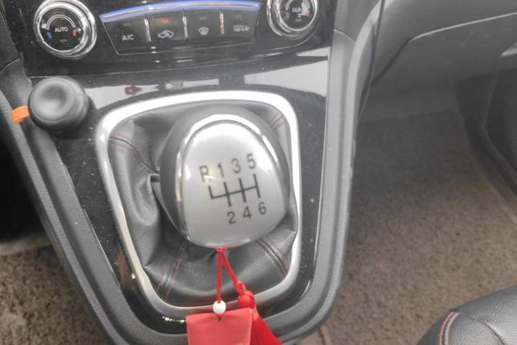 Used Haval H6 2013 Upgraded Model 1.5T Manual Two-Wheel Drive Elite Version Gear Lever