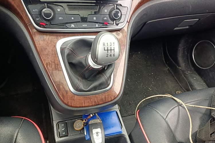 Used Haval H6 2013 Sports Edition 1.5T Manual Two-Wheel Drive Elite Model Gear Lever