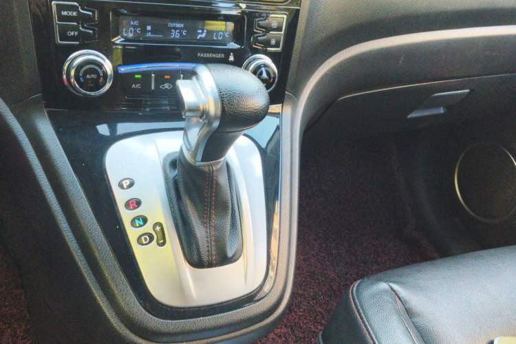 Used Haval H6 2013 Upgraded Model 2.4L Automatic Two-Wheel Drive Elite Version Gear Lever