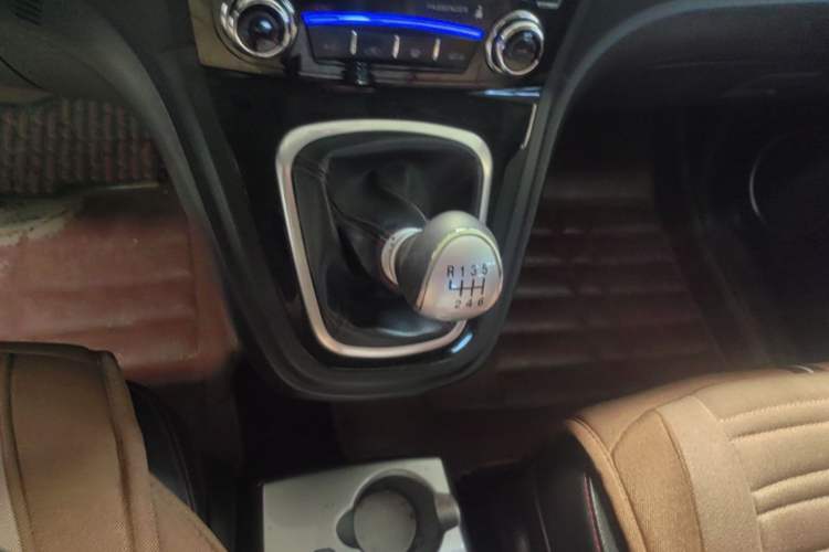 Used Haval H6 2013 Upgraded Model 1.5T Manual Two-Wheel Drive Urban Version Gear Lever