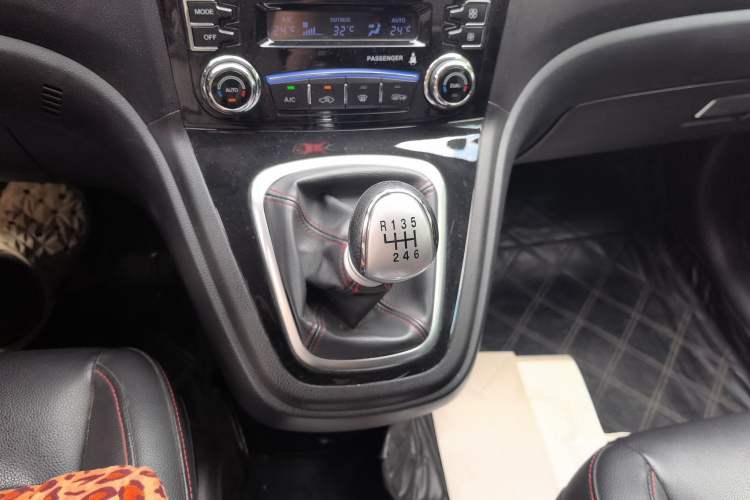 Used Haval H6 2013 Upgraded Model 1.5T Manual Two-Wheel Drive Elite Version Gear Lever