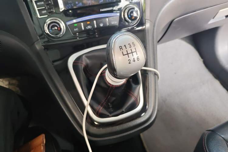 Used Haval H6 2013 Upgraded Model 1.5T Manual Two-Wheel Drive Elite Version Gear Lever