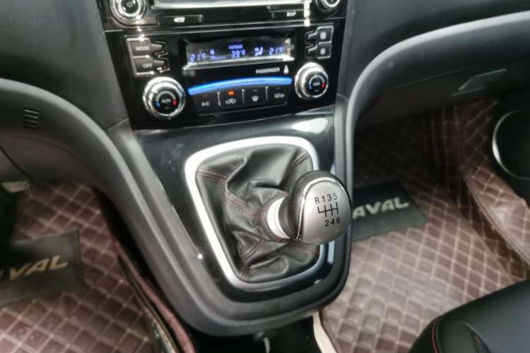 Used Haval H6 2013 Upgraded Model 1.5T Manual Two-Wheel Drive Elite Version Gear Lever