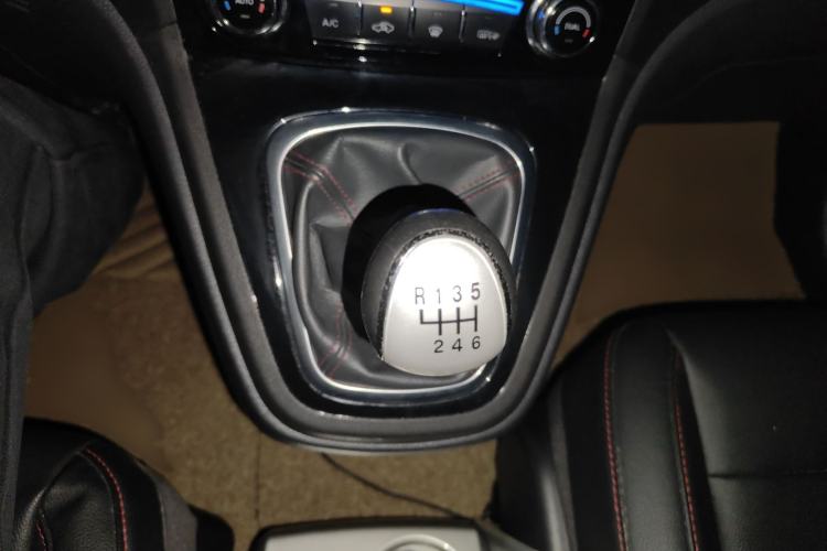 Used Haval H6 2013 Upgraded Model 1.5T Manual Two-Wheel Drive Elite Version Gear Lever