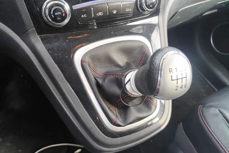 Used Haval H6 2013 Upgraded Model 1.5T Manual Two-Wheel Drive Elite Version Gear Lever