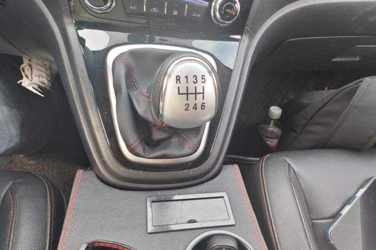 Used Haval H6 2013 Upgraded Model 1.5T Manual Two-Wheel Drive Elite Version Gear Lever