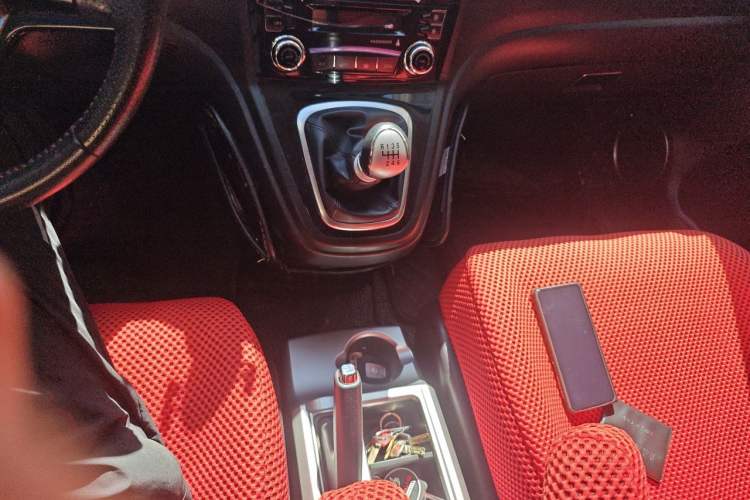 Used Haval H6 2013 Upgraded Model 1.5T Manual Two-Wheel Drive Elite Version Gear Lever