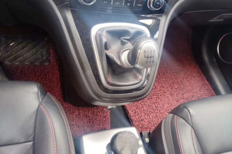 Used Haval H6 2013 Upgraded Model 1.5T Manual Two-Wheel Drive Prestige Version Gear Lever