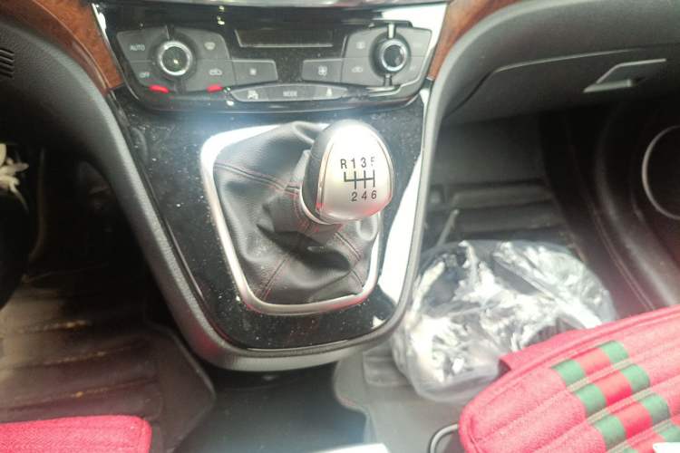Used Haval H6 2013 Sports Edition 1.5T Manual Two-Wheel Drive Elite Model Gear Lever