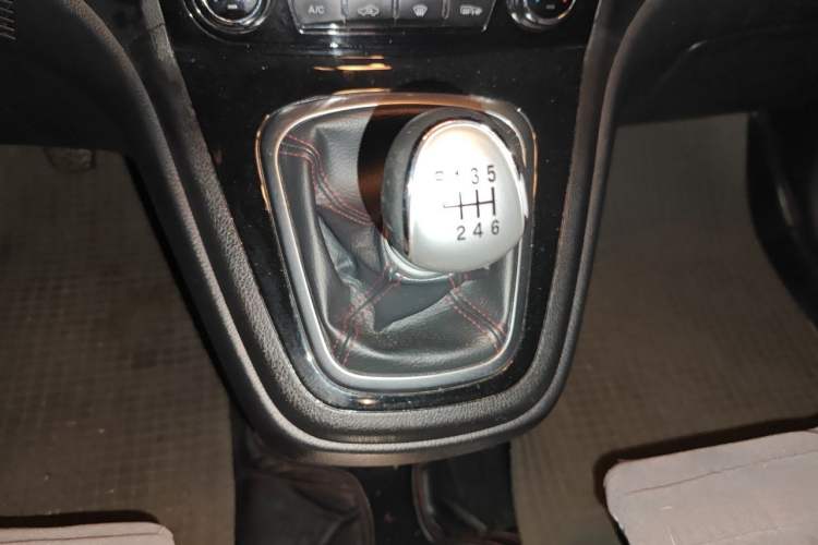 Used Haval H6 2013 Upgraded Model 1.5T Manual Two-Wheel Drive Elite Version Gear Lever