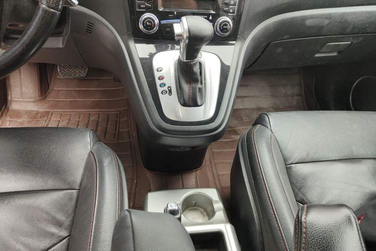 Used Haval H6 2013 Upgraded Model 2.4L Automatic Two-Wheel Drive Prestige Version
