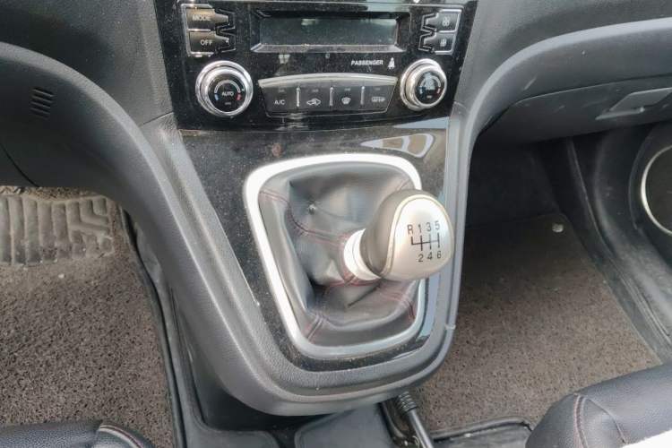 Used Haval H6 2013 Sports Edition 1.5T Manual Two-Wheel Drive Elite Model Gear Lever