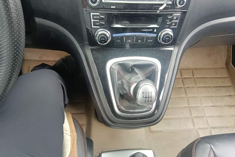 Used Haval H6 2013 Upgraded Model 1.5T Manual Two-Wheel Drive Elite Version Gear Lever