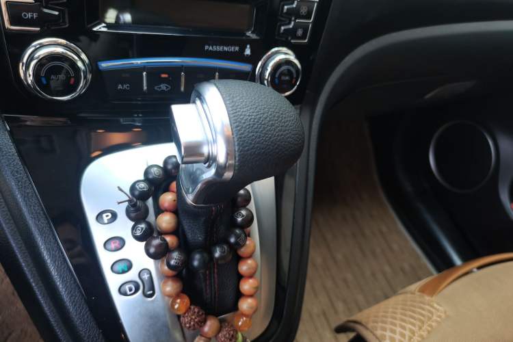Used Haval H6 2013 Upgraded Model 2.4L Automatic Two-Wheel Drive Prestige Version Gear Lever