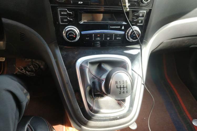 Used Haval H6 2013 Upgraded Model 1.5T Manual Two-Wheel Drive Elite Version Gear Lever