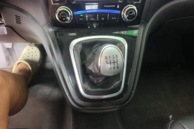 Used Haval H6 2013 Upgraded Model 1.5T Manual Two-Wheel Drive Elite Version Gear Lever