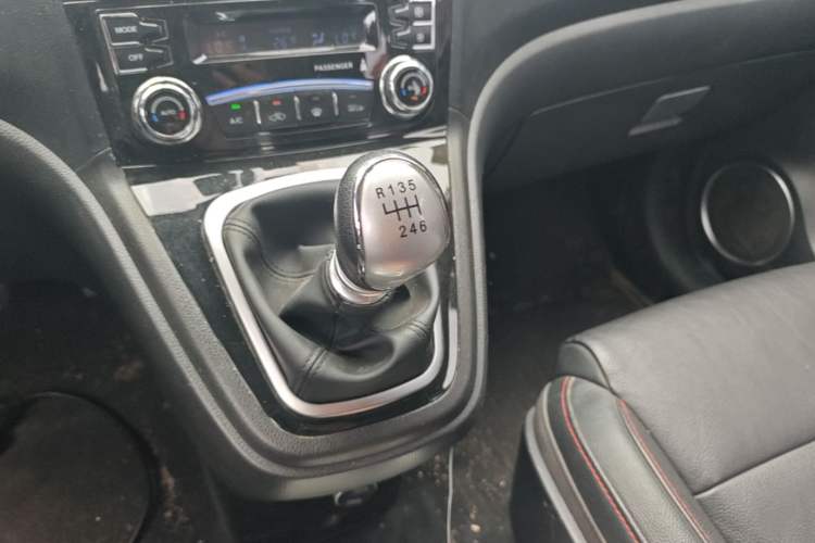 Used Haval H6 2013 Upgraded Model 1.5T Manual Two-Wheel Drive Prestige Version Gear Lever