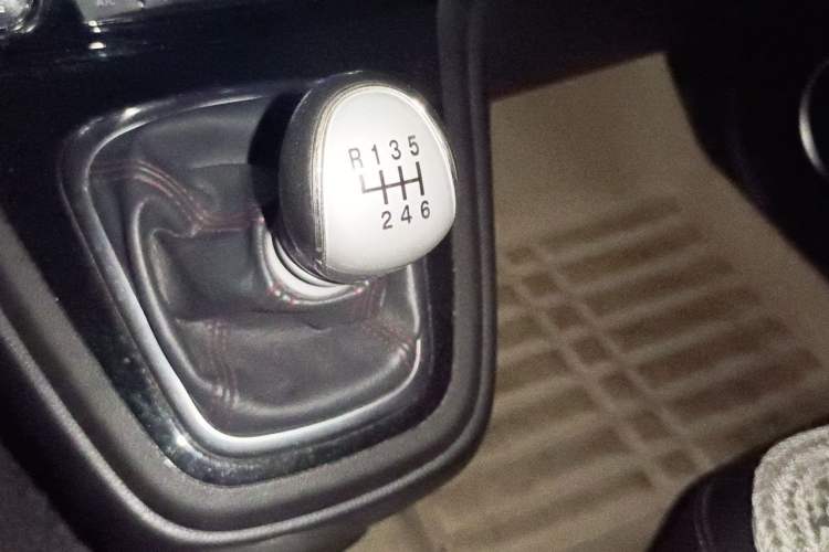 Used Haval H6 2013 Upgraded Model 1.5T Manual Two-Wheel Drive Elite Version Gear Lever