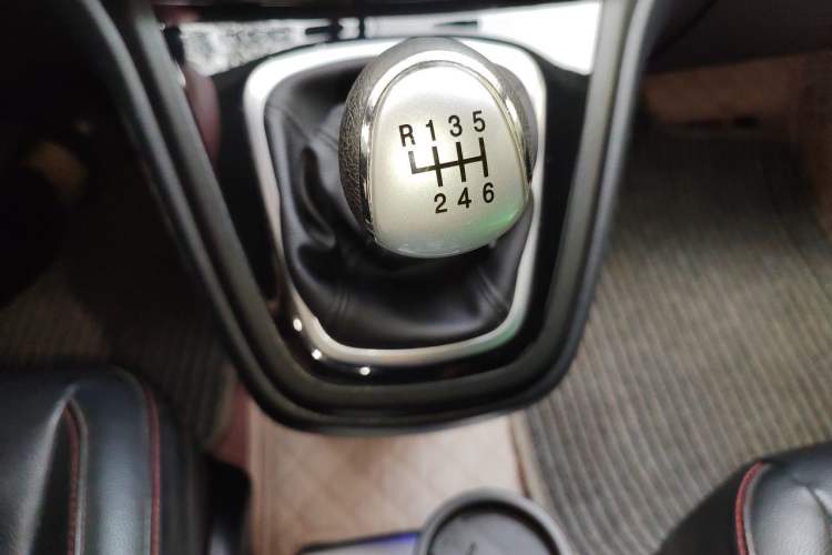 Used Haval H6 2013 Upgraded Model 1.5T Manual Two-Wheel Drive Elite Version Gear Lever
