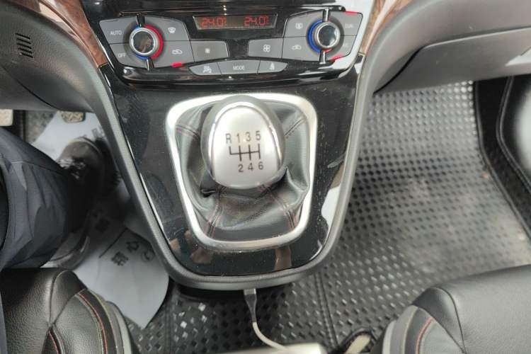 Used Haval H6 2013 Sports Edition 1.5T Manual Two-Wheel Drive Elite Model Gear Lever