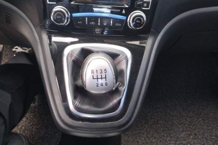 Used Haval H6 2013 Upgraded Model 1.5T Manual Two-Wheel Drive Elite Version Gear Lever
