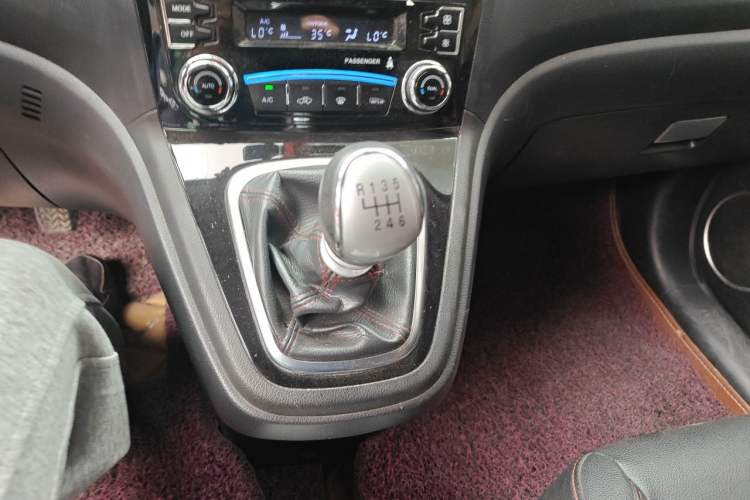 Used Haval H6 2013 Upgraded Model 1.5T Manual Two-Wheel Drive Elite Version Gear Lever