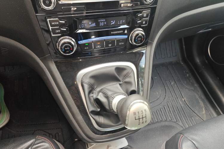 Used Haval H6 2013 Upgraded Model 1.5T Manual Two-Wheel Drive Elite Version Gear Lever
