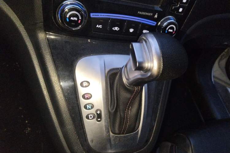 Used Haval H6 2013 Upgraded Model 2.4L Automatic Two-Wheel Drive Prestige Version Gear Lever