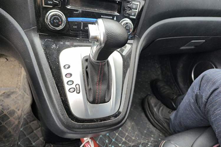 Used Haval H6 2013 Upgraded Model 2.4L Automatic Two-Wheel Drive Elite Version Gear Lever