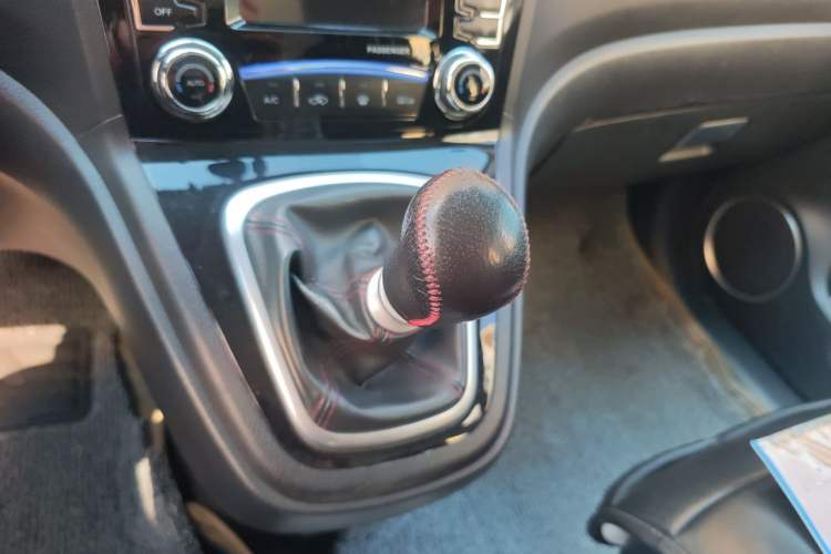 Used Haval H6 2013 Upgraded Model 1.5T Manual Two-Wheel Drive Elite Version Gear Lever