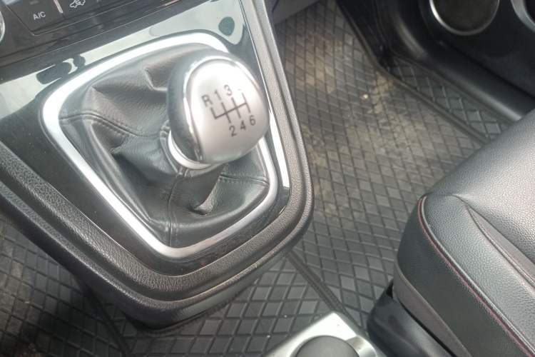 Used Haval H6 2013 Upgraded Model 1.5T Manual Two-Wheel Drive Elite Version Gear Lever