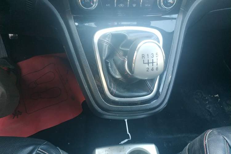 Used Haval H6 2013 Upgraded Model 1.5T Manual Two-Wheel Drive Elite Version Gear Lever