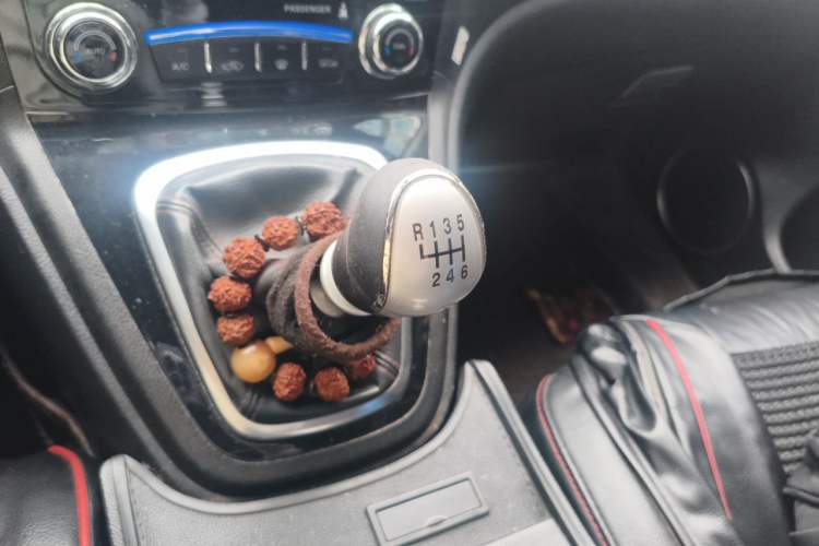Used Haval H6 2013 Upgraded Model 1.5T Manual Two-Wheel Drive Elite Version Gear Lever