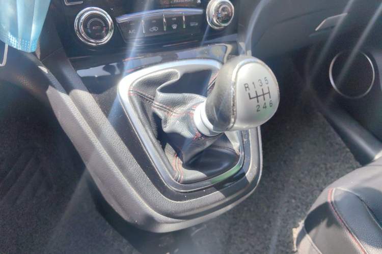 Used Haval H6 2013 Upgraded Model 1.5T Manual Two-Wheel Drive Elite Version Gear Lever