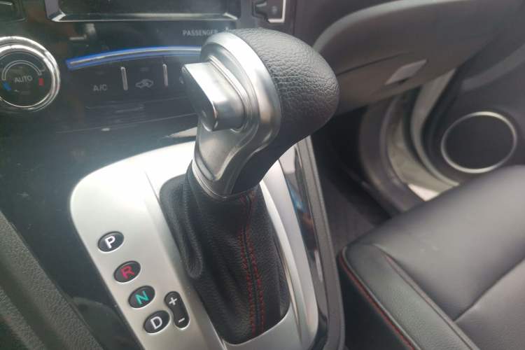 Used Haval H6 2013 Upgraded Model 2.4L Automatic Two-Wheel Drive Elite Version Gear Lever