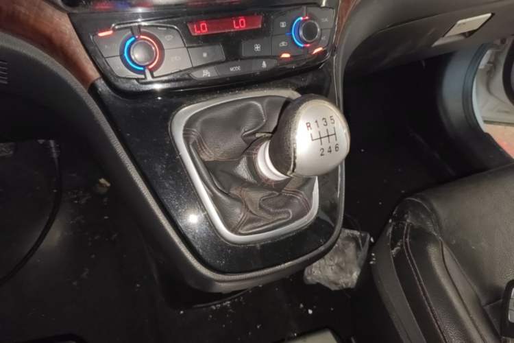 Used Haval H6 2013 Sports Edition 1.5T Manual Two-Wheel Drive Elite Model Gear Lever