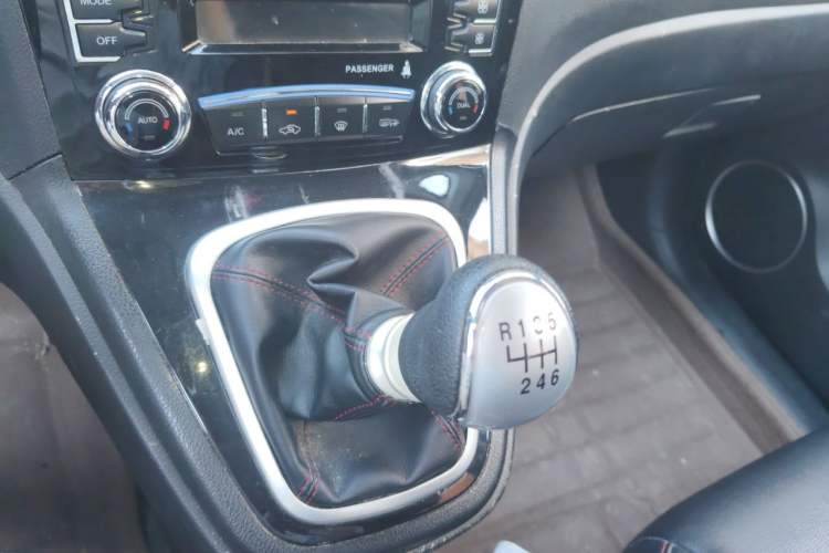 Used Haval H6 2013 Upgraded Model 1.5T Manual Two-Wheel Drive Elite Version Gear Lever