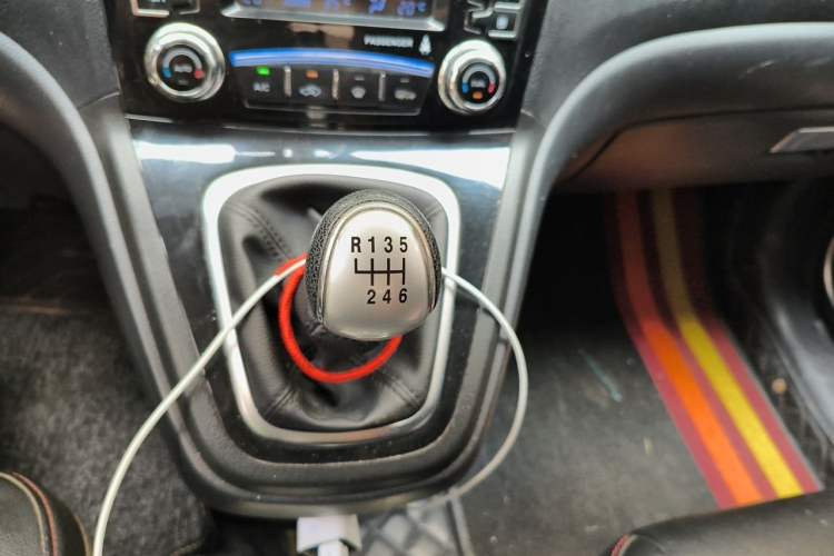 Used Haval H6 2013 Upgraded Model 1.5T Manual Two-Wheel Drive Elite Version Gear Lever