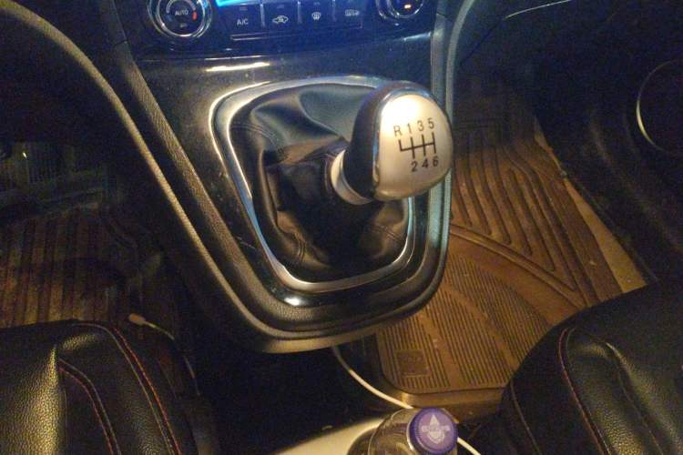 Used Haval H6 2013 Upgraded Model 1.5T Manual Two-Wheel Drive Elite Version Gear Lever