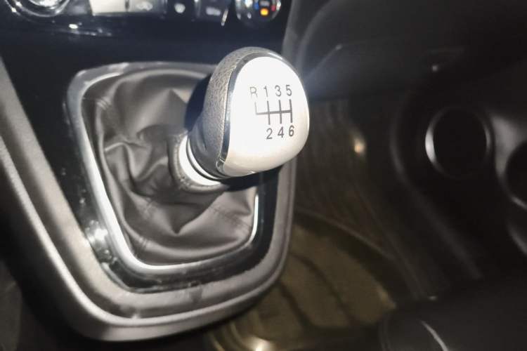 Used Haval H6 2013 Upgraded Model 1.5T Manual Two-Wheel Drive Elite Version Gear Lever