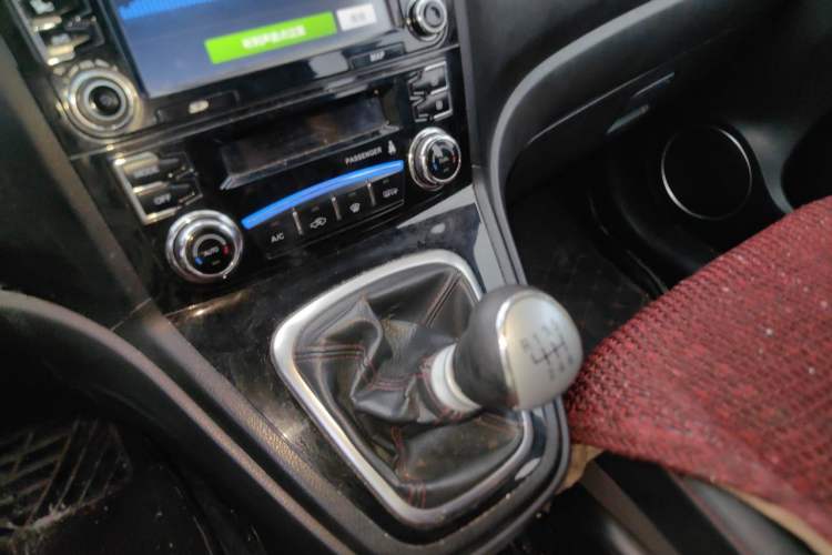 Used Haval H6 2013 Upgraded Model 1.5T Manual Two-Wheel Drive Elite Version Gear Lever
