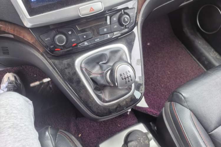 Used Haval H6 2013 Sports Edition 1.5T Manual Two-Wheel Drive Elite Model Gear Lever